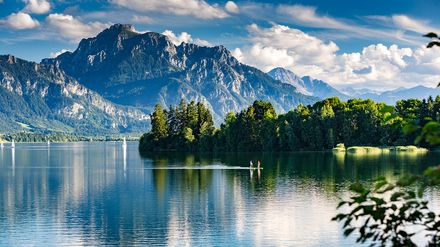Zwei Stand-up-Paddler auf dem Forggensee im Allgäu.
