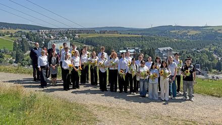 Die neuen Auszubildenden mit Regionaldirektor Antoni Knobloch und den Ausbildern der beiden Oberwiesenthaler Ahorn Hotels & Resorts