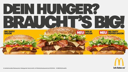 Werbemotiv von McDonald’s mit „Big Tasty Bacon“, „Der M Bacon“ und „Big Tasty Pepper Bacon“ vor gelbem Hintergrund.
