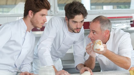 Junge Lebensmitteltechniker bei der Ausbildung