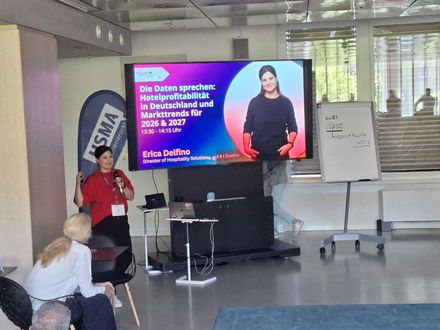 Erica Delfino präsentiert bei der HSMA Revenue School 2026 aktuelle Daten zur wirtschaftlichen Entwicklung der deutschen Hotellerie.