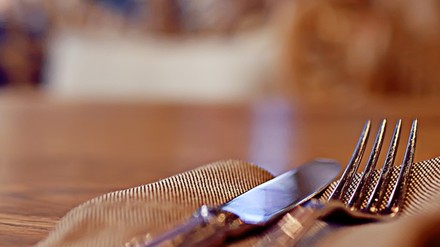Branchenvertreter dringen auf ein Ende der Sperrstunde sowie auf weitere Lockerungen zum Beispiel bei den Wellness-Bereichen von Hotels. (Foto: © kichigin19/stock.adobe.com)
Besteck