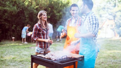 Eine Gruppe fröhlicher Menschen beim Grillen