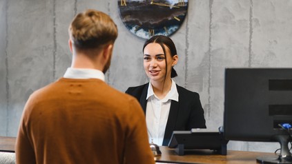 An der Hotelrezeption