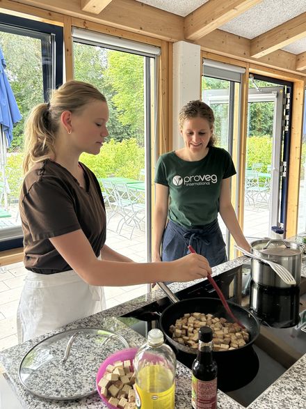 Projektleiterin Lisa Banaditsch beim Kochwprkshop