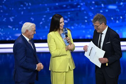 Frank-Walter Steinmeier, Esther Sedlaczek und Thomas Weikert bei der Bekanntgabe der Olympia-Entscheidung