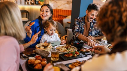 Familie beim Essen