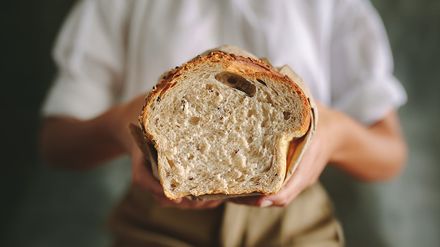 Foto mit Händen und Brot