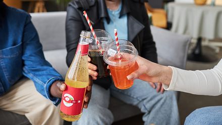 Menschen mit Getränken