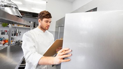 Eine Lebensmittelkontrolle in einer Großküche
