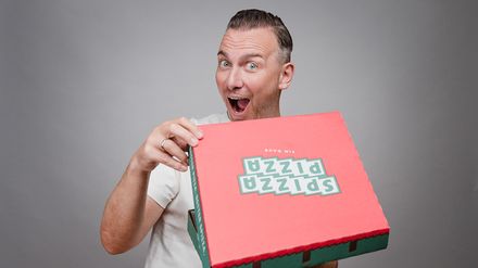 Tim Raue mit Pizzakarton