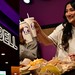 Taco Bell Logo und Frau im Restaurant