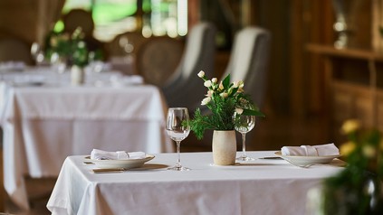 Raum im Restaurant mit gedeckten Tischen