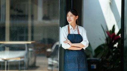 Frau am Ausgang eines Restaurants