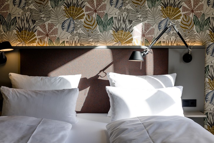 Bett mit Kopfteil und floralem Muster