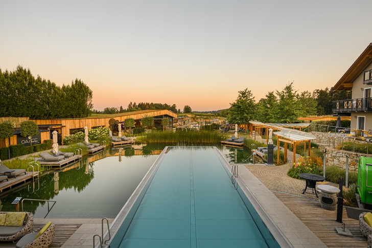 großes Schwimmbecken