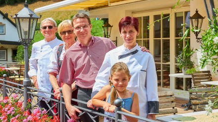 Jens Häfner mit Familie im Flair Hotel Adlerbad. (Foto: © Flair Hotels)