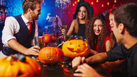 Junge Menschen in Restaurant an Halloween