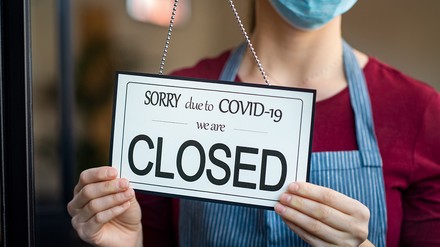 Schild mit der Aufschrift „Geschlossen wegen Corona“