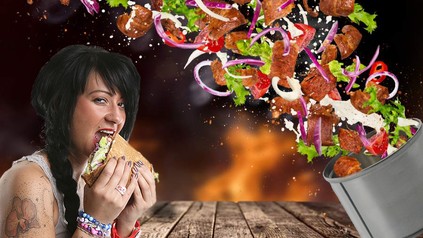 Eine Frau beißt in einen Döner