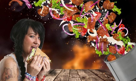 Eine Frau beißt in einen Döner