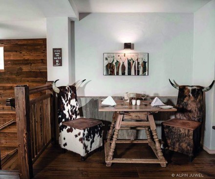 Stühle mit Kuhfell und Hörnern