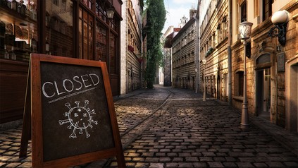 Leere Gasse mit Geschlossen Schild vor Restaurant