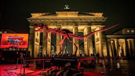 Mit einem T-Rex-Skelett demonstrierte das Aktionsbündnis #AlarmstufeDunkelrot jetzt in Berlin vor dem Brandenburger Tor
