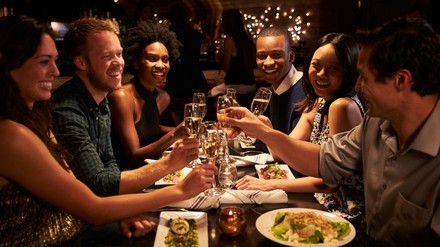 Freunde beim Abendessen im Restaurant