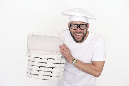 Pizzabäcker mit einem Stapel Pizzaschachteln in der Hand