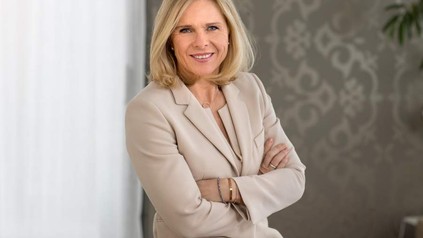 Businessfrau mit verschränkten Armen