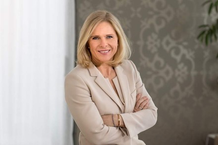 Businessfrau mit verschränkten Armen