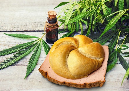 Eine Leberkässemmel inmitten von Hanfblättern