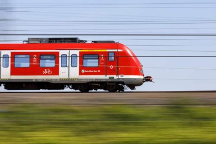 Ein fahrender Zug der deutschen Bahn