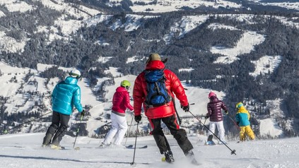 Mehrere Skifahrer auf der Piste