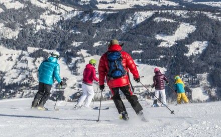 Mehrere Skifahrer auf der Piste