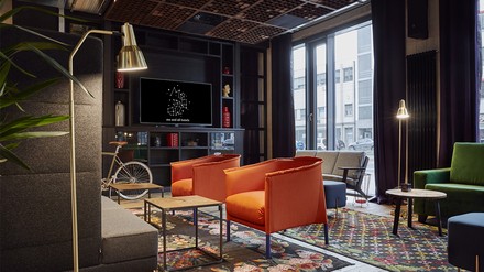 Me and all hotel Mainz Lounge mit Sesseln.