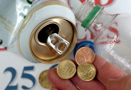 Zerquetschte Dose und Euromünzen