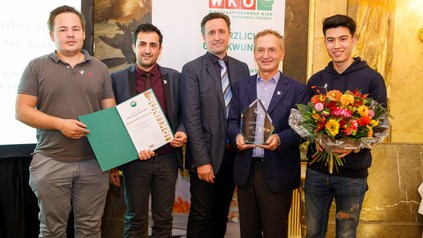 Spartenobmann Markus Grießler und Alexander Stauder (Geschäftsführer „Zum weißen Rauchfangkehrer“) gemeinsam mit drei ehemaligen Lehrlingen und jetzigen Mitarbeitern Moritz Deppe, Dana Grosschaedl und Mustafa Zawari