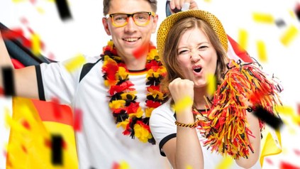 Zwei jubelnde deutsche Fußballfans