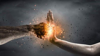 Schlagende Faust wird von offener Hand geblockt