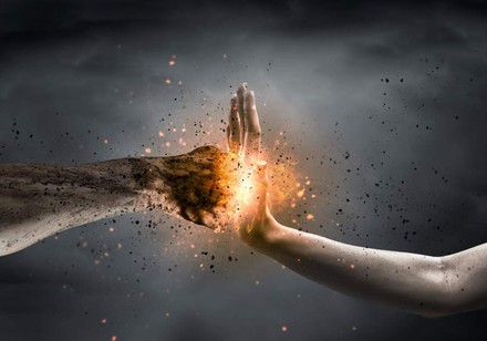 Schlagende Faust wird von offener Hand geblockt