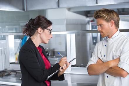Eine Lebensmittelkontrolle in einem Betrieb
