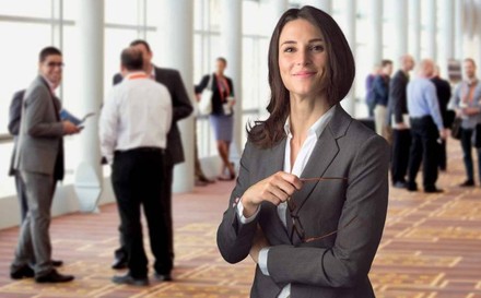 Messeteilnehmer in einem Gebäude