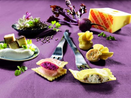 Diverse Zutaten und die fertige Superfood Pasta