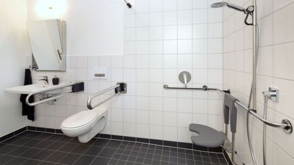 Eine Behindertentoilette von innen