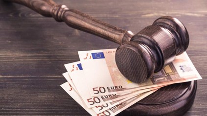 Hammer und vier 50 Euro Scheine