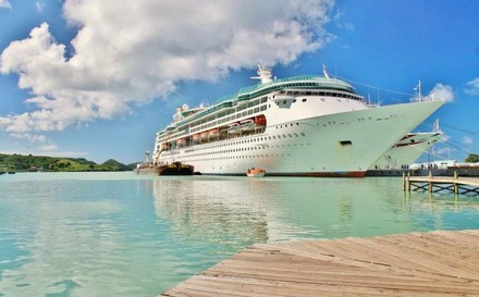 Die Nachfrage nach FKK-Kreuzfahrten ist ungebrochen. (© crlocklear/Fotolia)
Ein Kreuzfahrtschiff