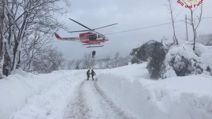 Hubschrauber nahe des von einer Lawine verschütteten Hotels "Rigopiano"
