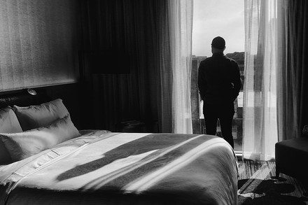 Ein mann in einem Hotelzimmer